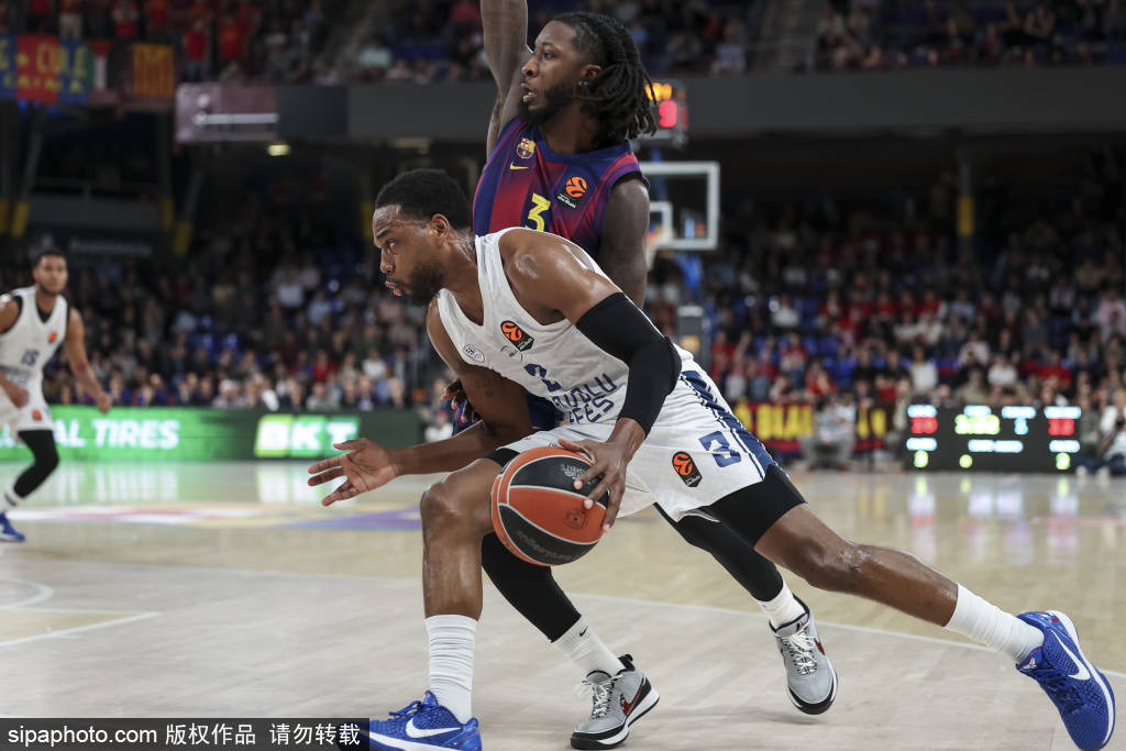 马竞巴萨半场爆发冲突，红黄牌成焦点