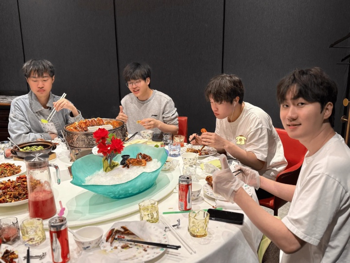 BLG分享赛后聚餐趣事:丹尼把身上的小棉袄给Bin穿